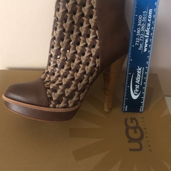 UGG Maliha Woven leather zip ankle booties. Size: 8 - Picture 5 of 6